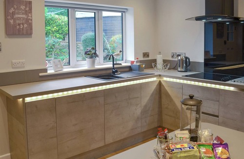 Benllech Cottage | Cozy 2 Bedroom Stay in Benllech with Oceanfront Views