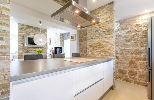 Trnbusi House | Relaxing 2 Bedroom Getaway in Gornji Dolac with Pool