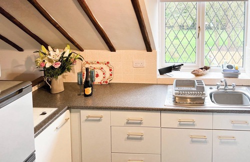 Skegness Cottage | Stylish 2 Bedroom Retreat in Addlethorpe with Pool Access
