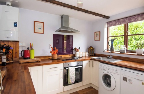 Coltishall Cottage | Comfortable 2 Bedroom Stay in Coltishall with Hot Tub