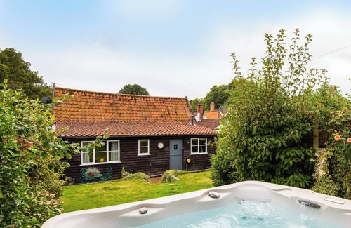 Coltishall Cottage | Comfortable 2 Bedroom Stay in Coltishall with Hot Tub