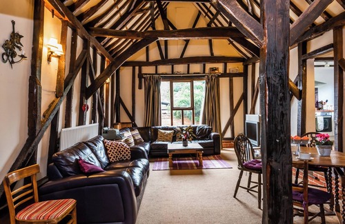 Coltishall Cottage | Comfortable 2 Bedroom Stay in Coltishall with Hot Tub