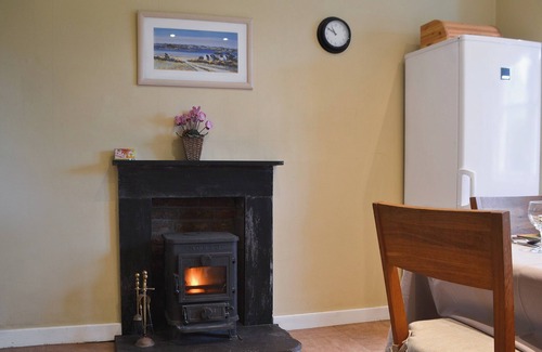 Dunfermline Cottage | Pet-Friendly 2 Bedroom Stay in Oakley with Ocean View