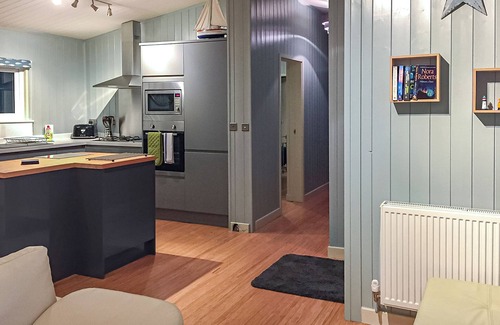Scawton Ski Chalet | Modern Lodge Retreat: Family-Friendly with Spa & Hot Tub