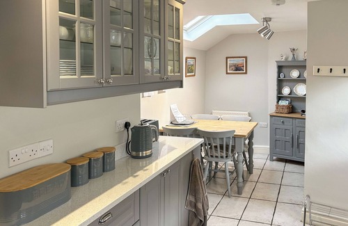 Eyam Cottage | Pet-Friendly 2-Bedroom Stay in Eyam near Bakewell - Rated 9.8