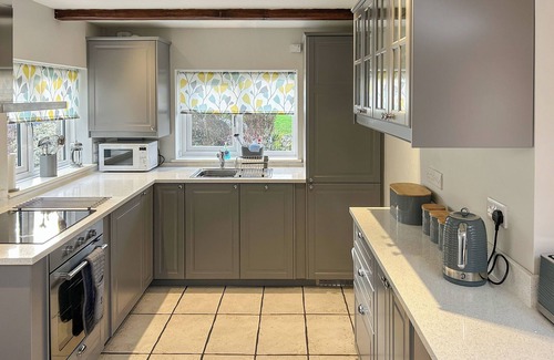 Eyam Cottage | Pet-Friendly 2-Bedroom Stay in Eyam near Bakewell - Rated 9.8
