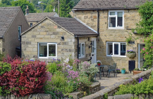 Eyam Cottage | Pet-Friendly 2-Bedroom Stay in Eyam near Bakewell - Rated 9.8