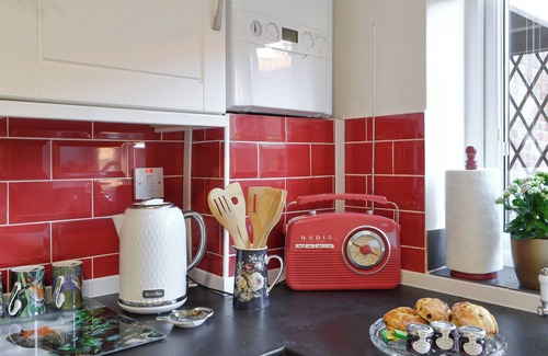 Hotham Cottage | Guest Rated 10/10: Lake View Accommodation in North Cave