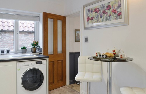 Hotham Cottage | Guest Rated 10/10: Lake View Accommodation in North Cave