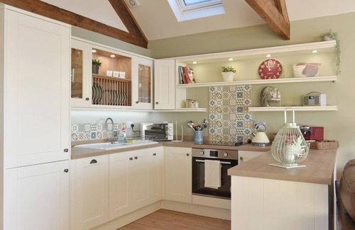 Stockton-on-Tees Cottage | Perfect 2 Bedroom Stay in Sedgefield with Lake Views