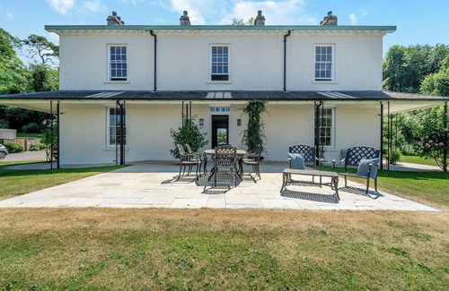 Arnside Cottage | Cozy 2-Bedroom Retreat in Arnside with Ocean Views