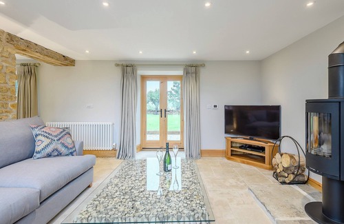 Caythorpe Cottage | Cozy 2-Bedroom Retreat in Frieston with Lake Views