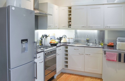 Crawcrook Cottage | Cozy 2 Bedroom Getaway Near Wylam, Newcastle with Lake View