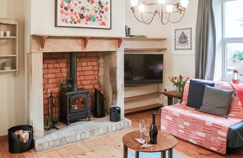Crawcrook Cottage | Cozy 2 Bedroom Getaway Near Wylam, Newcastle with Lake View