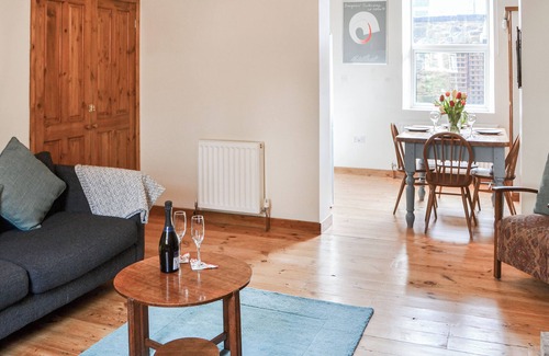 Crawcrook Cottage | Cozy 2 Bedroom Getaway Near Wylam, Newcastle with Lake View