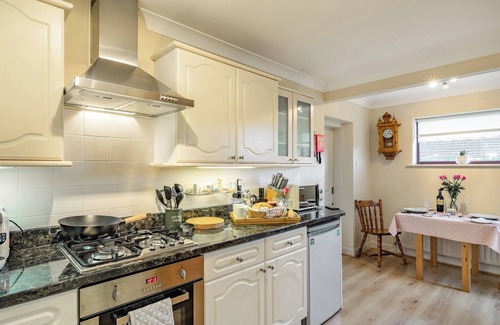 Epworth Cottage | Ideal 2-Bedroom Stay in Epworth with Lake Views