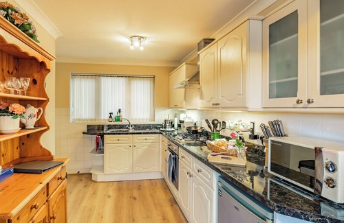 Epworth Cottage | Ideal 2-Bedroom Stay in Epworth with Lake Views