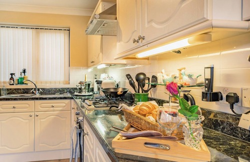 Epworth Cottage | Ideal 2-Bedroom Stay in Epworth with Lake Views