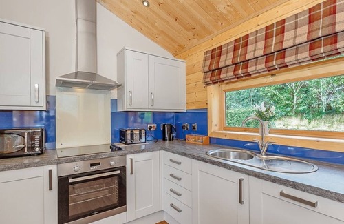 Welsh Frankton Ski Chalet | Comfortable 2 Bedroom Stay in Ellesmere with Spa Access