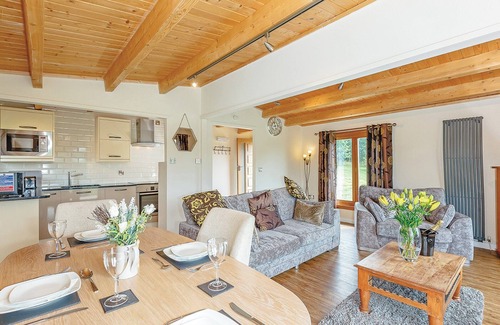 Welsh Frankton Ski Chalet | Comfortable 2 Bedroom Stay in Ellesmere with Spa Access