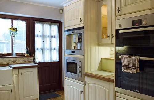 Markinch Cottage | Comfortable 2-Bedroom Stay in Markinch with Ocean View