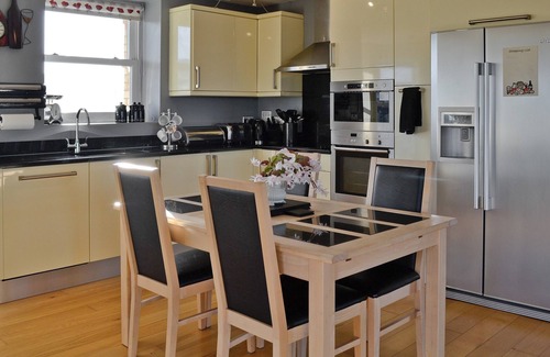 Hele Cottage | Family-Friendly 2 Bedroom Accommodation with Ocean View