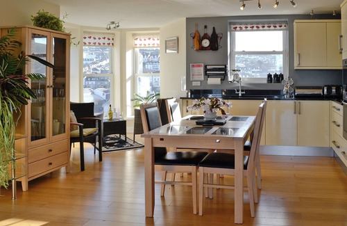 Hele Cottage | Family-Friendly 2 Bedroom Accommodation with Ocean View