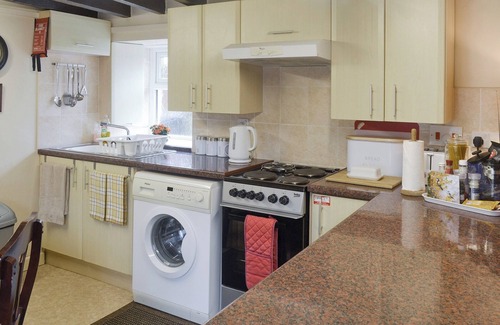 Pen-y-sarn Cottage | Cozy 2-Bedroom Stay in Pen-y-Sarn with Ocean Views