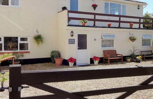 Pen-y-sarn Cottage | Cozy 2-Bedroom Stay in Pen-y-Sarn with Ocean Views