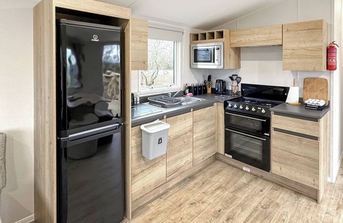 Castle Douglas House | Cozy Coastal Caravan with Ocean View and Breakfast Included