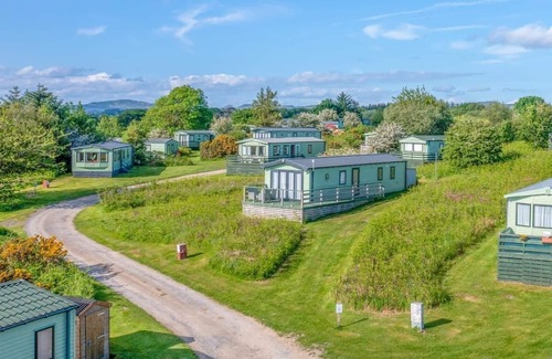 Castle Douglas House | Cozy Coastal Caravan with Ocean View and Breakfast Included