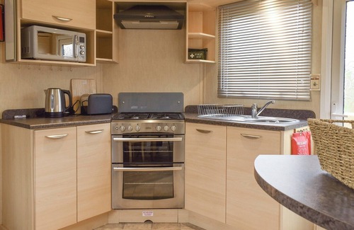 Shaftesbury Cottage | Family-Friendly 2 Bedroom Stay in Stour Row with Breakfast