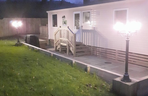 Shaftesbury Cottage | Family-Friendly 2 Bedroom Stay in Stour Row with Breakfast