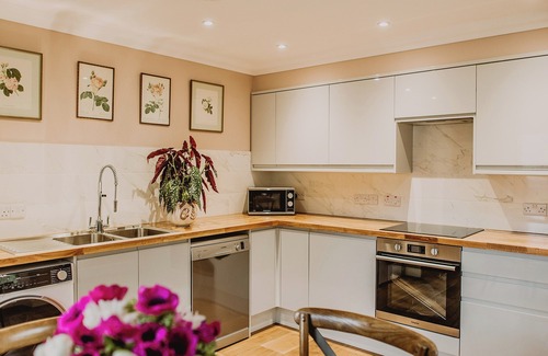 Portpatrick Cottage | Family-Friendly Hotel with Ocean & Lake Views for Relaxation