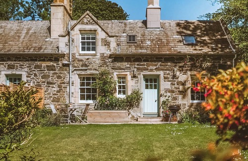 Portpatrick Cottage | Family-Friendly Hotel with Ocean & Lake Views for Relaxation