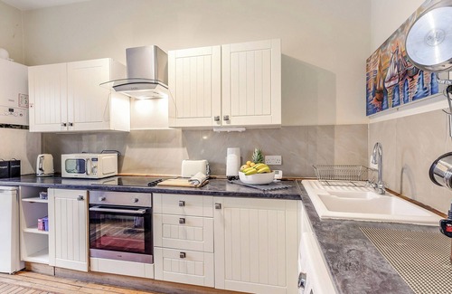 Todmorden Cottage | Comfortable 2 Bedroom Stay in Family-Friendly Todmorden
