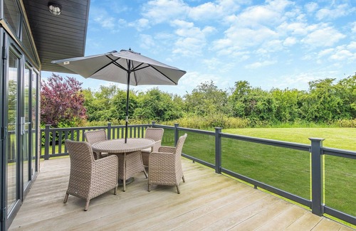 Westmarsh Ski Chalet | Cozy 2 Bedroom Accommodation in Monkton with Hot Tub Access