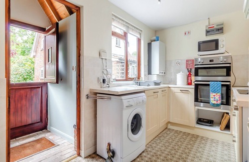 Woodbridge Cottage | Cozy 2-Bedroom Getaway in Woodbridge with Breakfast