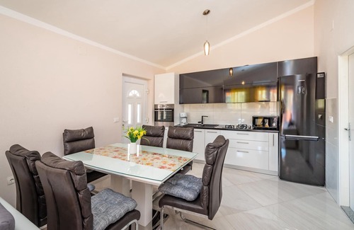 Podgradina Apartment | Cozy 2-Bedroom Retreat with Ocean Views in Podgradina