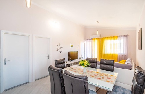 Podgradina Apartment | Cozy 2-Bedroom Retreat with Ocean Views in Podgradina