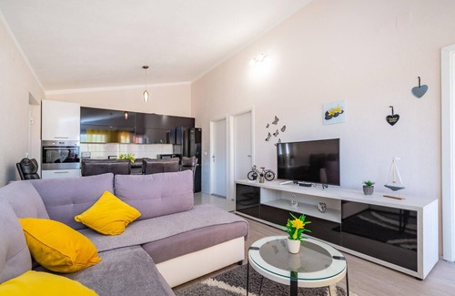 Podgradina Apartment | Cozy 2-Bedroom Retreat with Ocean Views in Podgradina