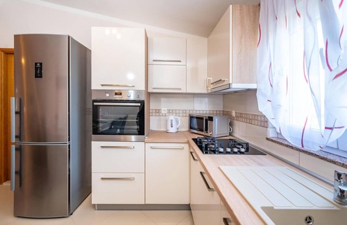 Podgradina Apartment | Comfortable 2 Bedroom Getaway in Podgradina with Ocean View