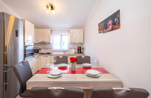 Podgradina Apartment | Comfortable 2 Bedroom Getaway in Podgradina with Ocean View