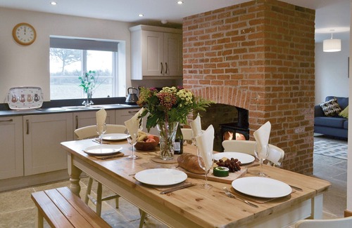 Bircotes Cottage | Exceptional 2-Bedroom Retreat in Ranby with Spa & Lake View