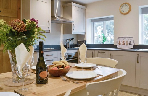 Bircotes Cottage | Exceptional 2-Bedroom Retreat in Ranby with Spa & Lake View