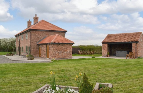 Bircotes Cottage | Exceptional 2-Bedroom Retreat in Ranby with Spa & Lake View
