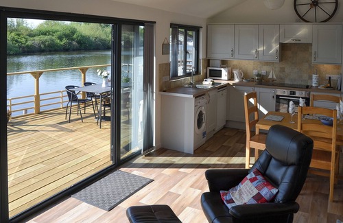 Brundall Cottage | Ideal 2-Bedroom Retreat in Brundall with Lake Views
