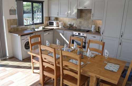 Brundall Cottage | Ideal 2-Bedroom Retreat in Brundall with Lake Views