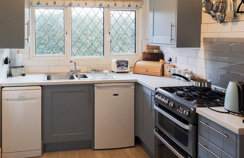 Bridport Cottage | Pet-Friendly 2 Bedroom Accommodation with Ocean View