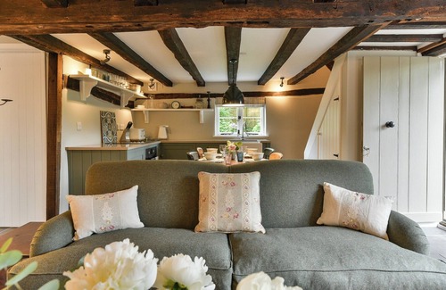 Alresford Cottage | Ideal 2 Bedroom Accommodation in Cheriton - Pet Friendly Stay
